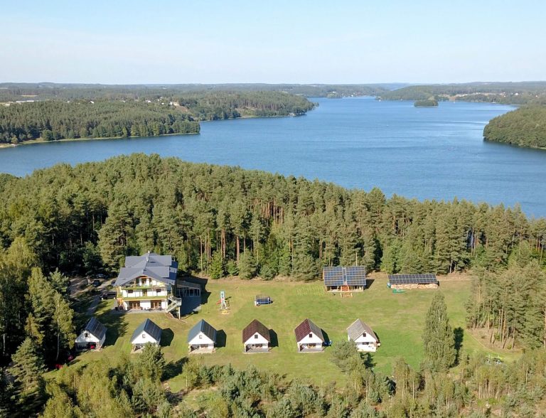 Widok na Hotel w tle jezioro Raduńskie i las